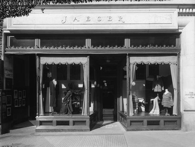 590 5th Avenue. Jaeger Store, storefront. 1924. Photo courtesy of MCNY.